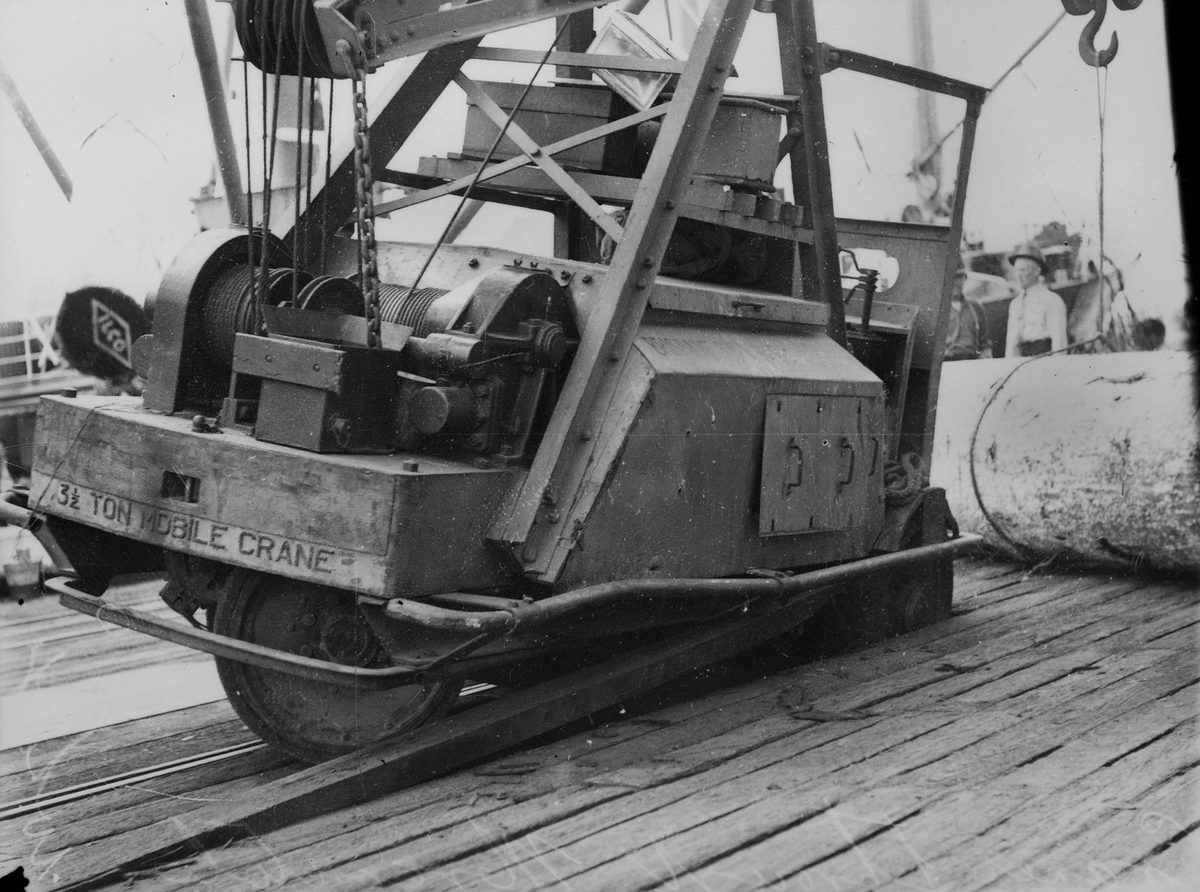 Mobile crane at Brisbane's Mercantile Wharf, 1938