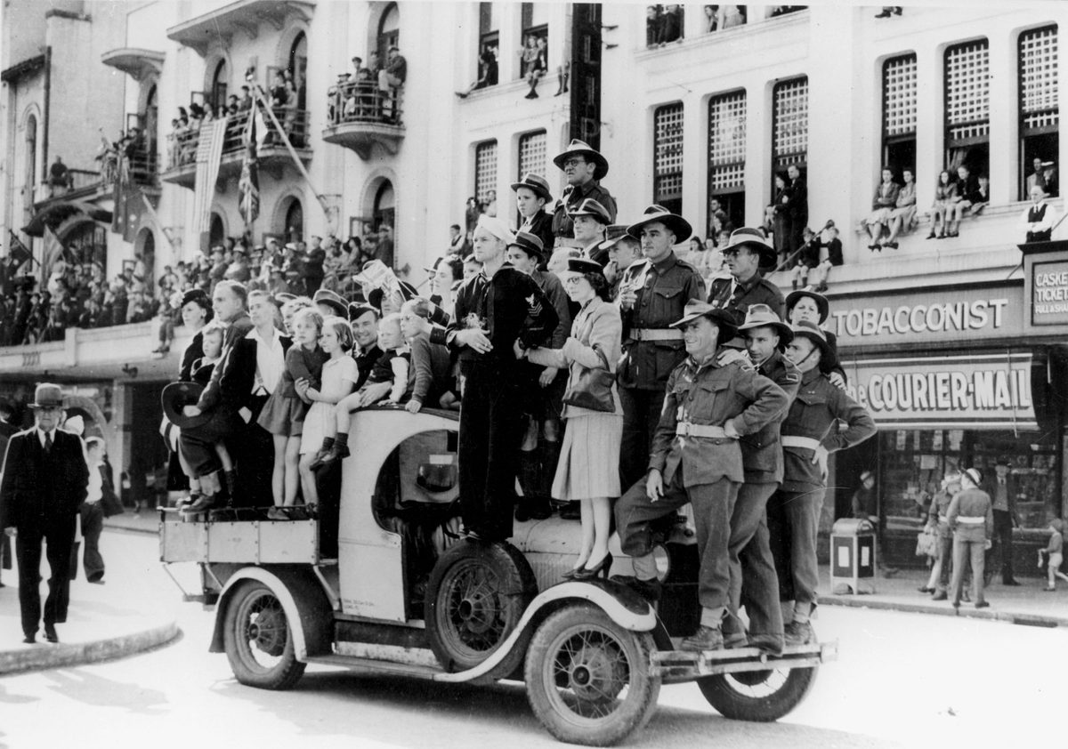 Large crowds of people in Albert Square, Brisbane, watch the men of the Seventh Division, 1944k