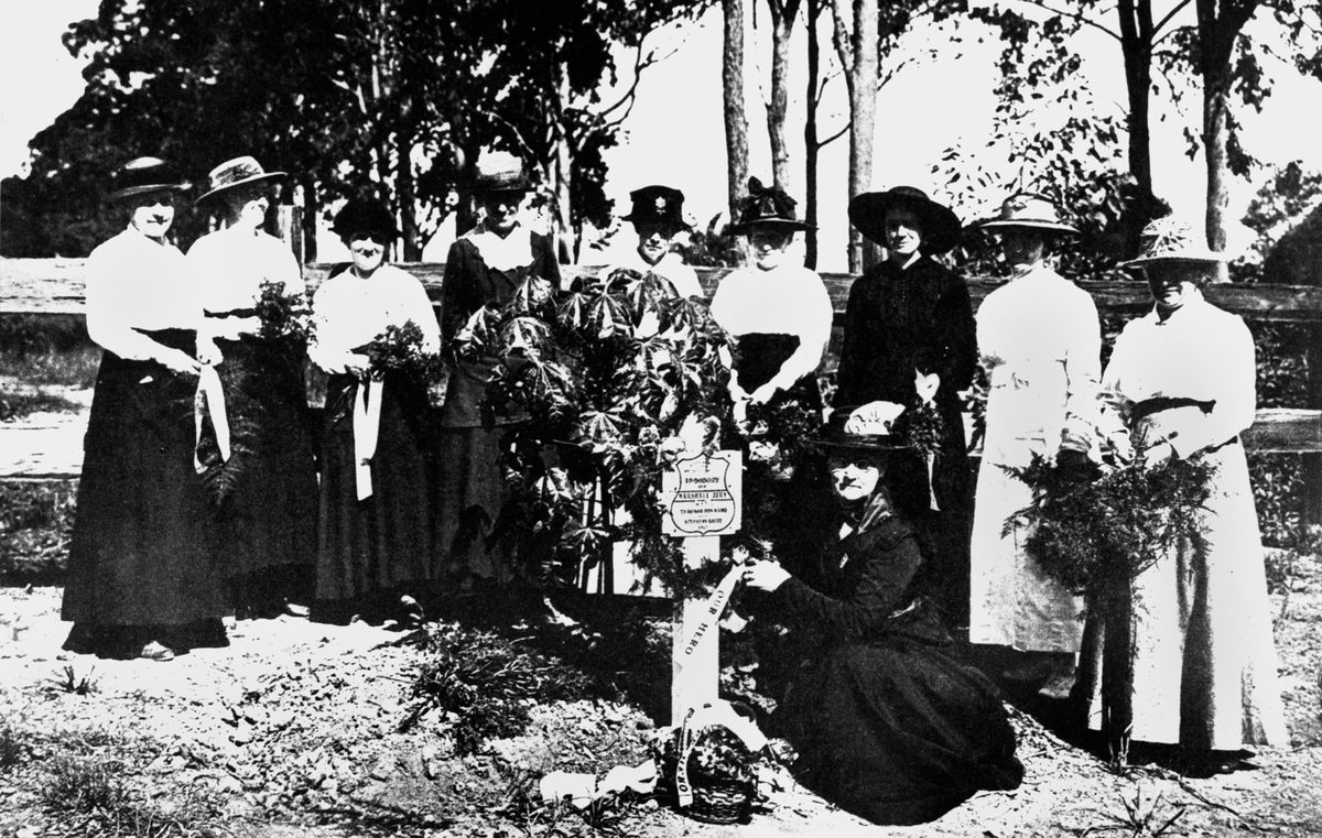 Women gathered around a grave in Yeronga Park during World War One (1918)