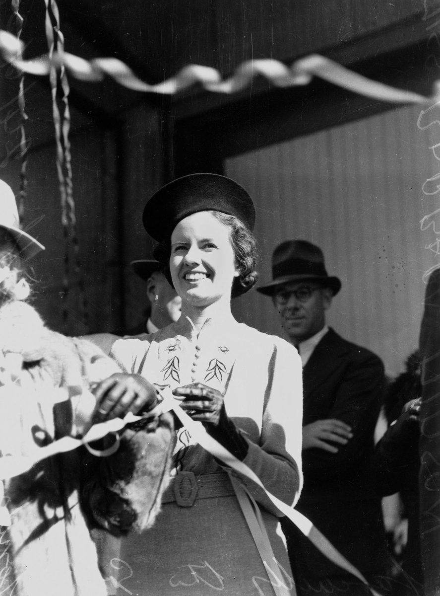 Miss Barbara Midson farewelling the Gow family, 1939, Brisbane