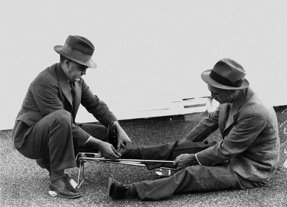 Edward Acre demonstrating the new splint which he invented, 1939, Brisbane