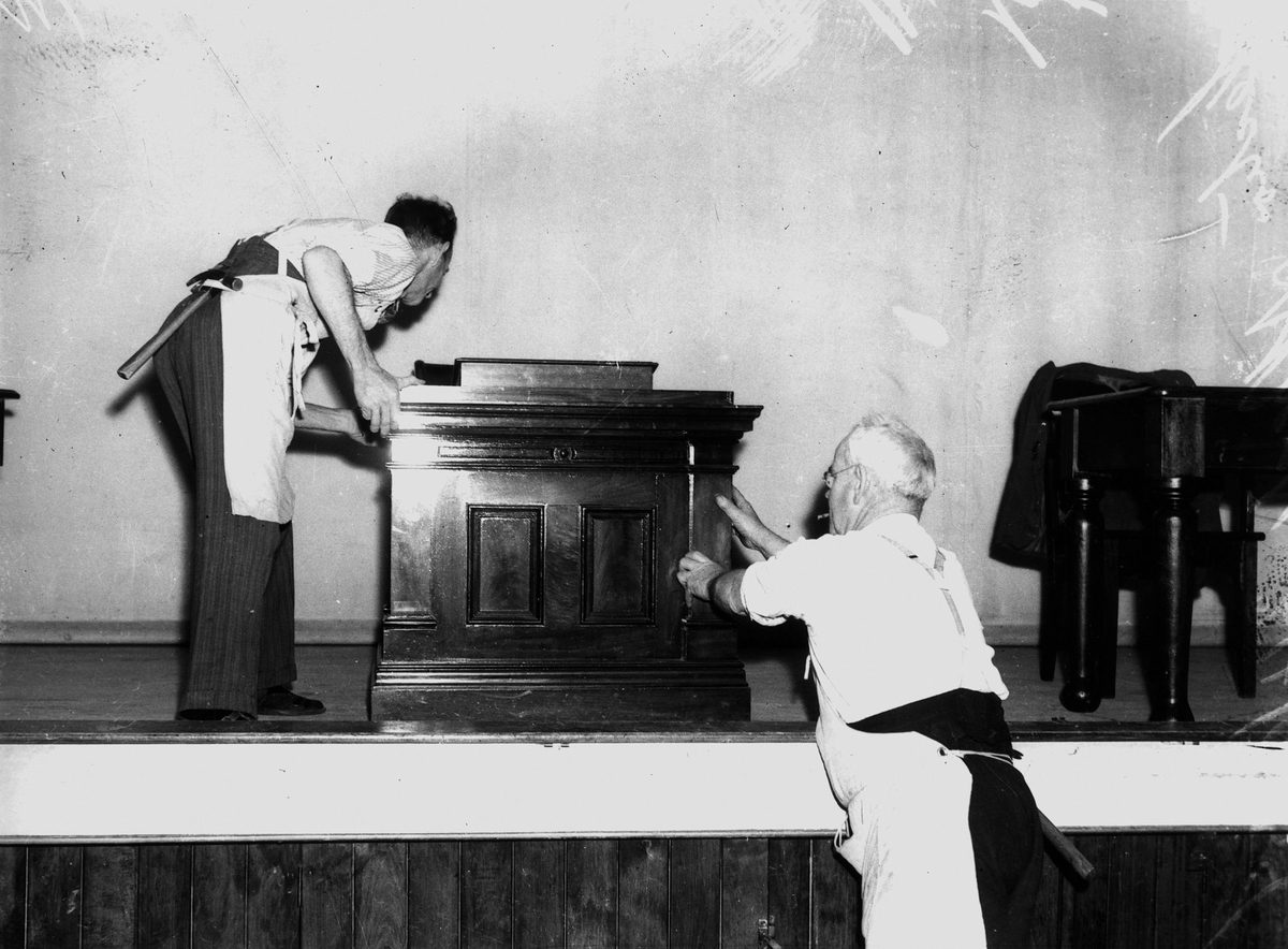 Workmen preparing the Rosalie School of Arts for an Elections Tribunal, 1938