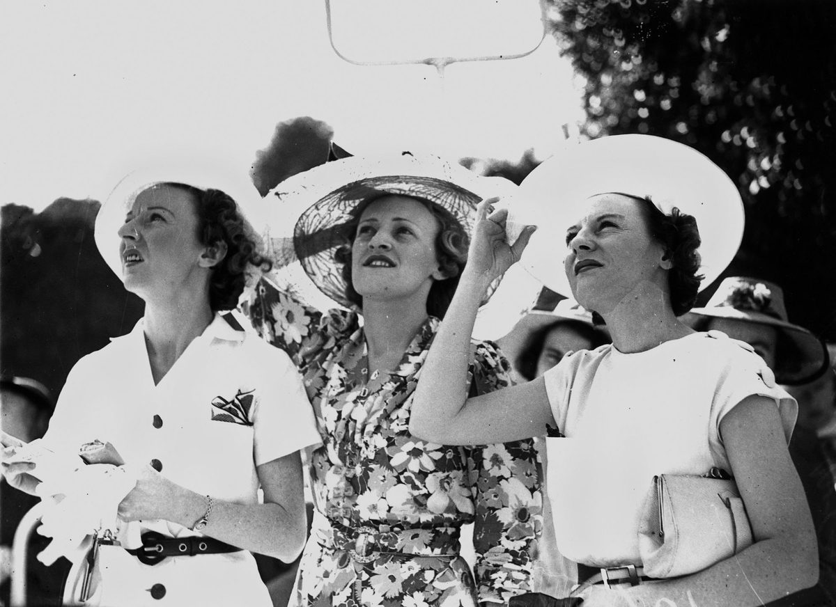 Irene Smith, Dulcie Pim and Elsie Smith at Ascot Races, Brisbane, 1938
