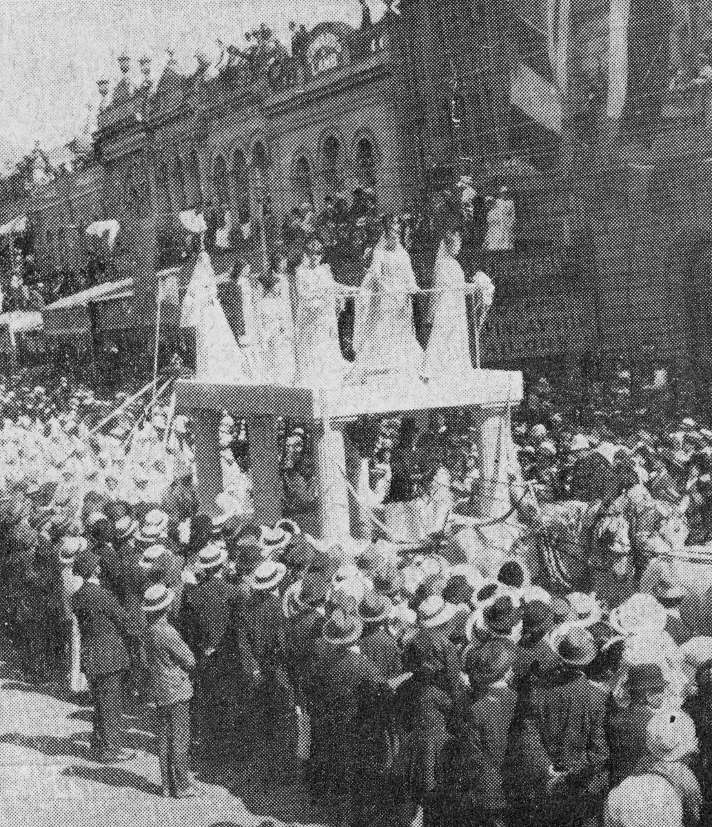 Parade float travels through Brisbane on Patriotic Day, 1915