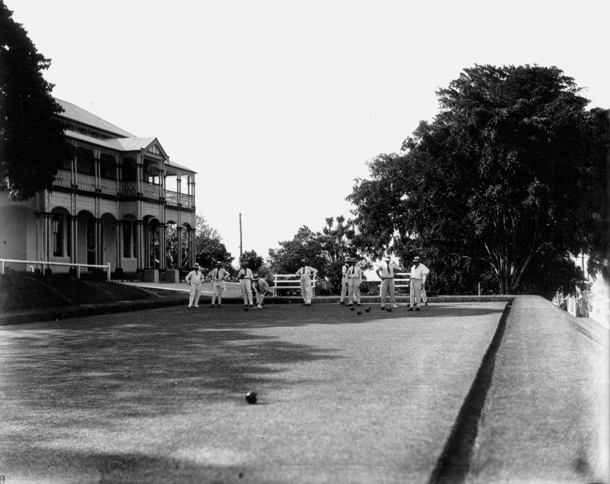 Playing bowls on the lawn at Garowie, Ipswich, 1926