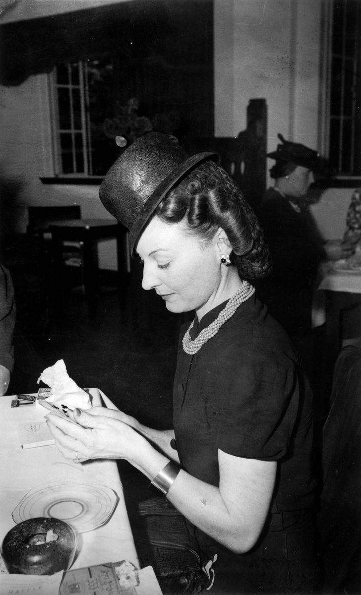 Playing cards at the Victoria Park Golf Associates' party, 1940, Herston