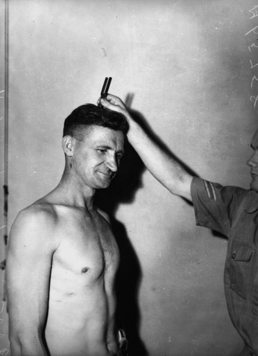 Medical test for RAAF recruit, Brisbane, 1940