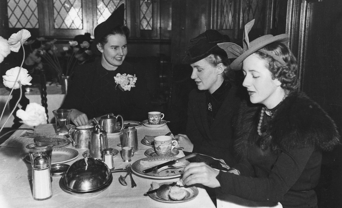 Friends taking luncheon at Rowe's, 1940, Brisbane