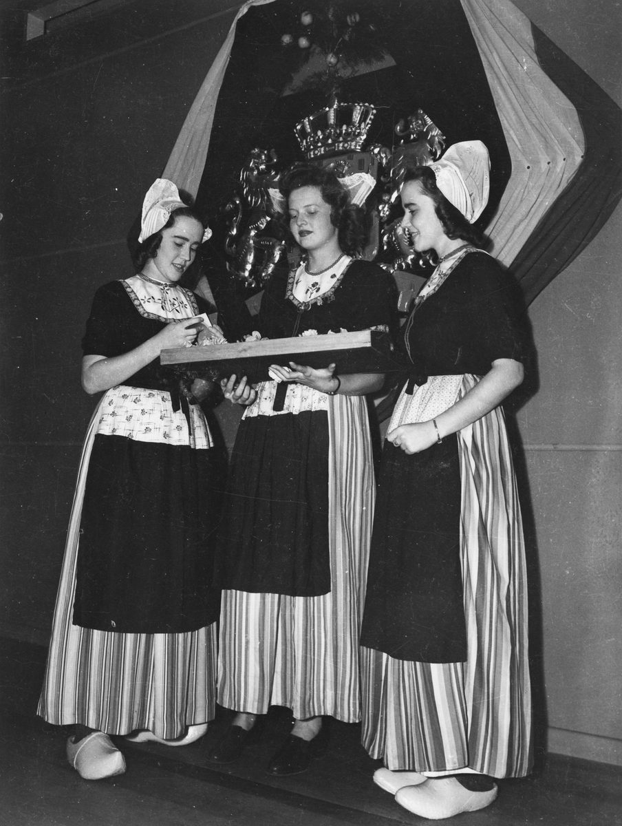 Girls in Dutch costume, Brisbane, 1944