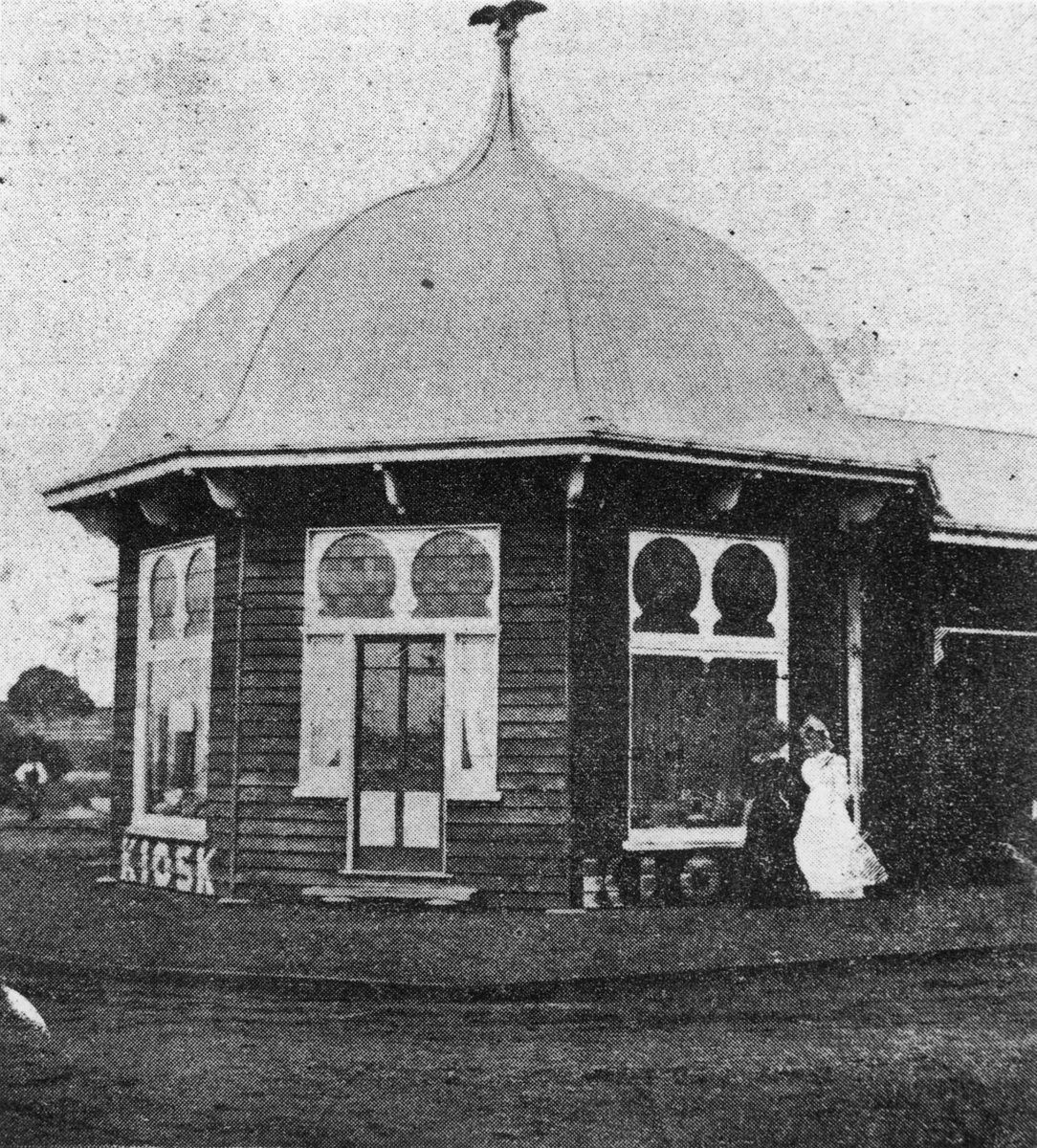 Two ladies chatting outside the Kiosk on the waterfront at Wynnum, 1906