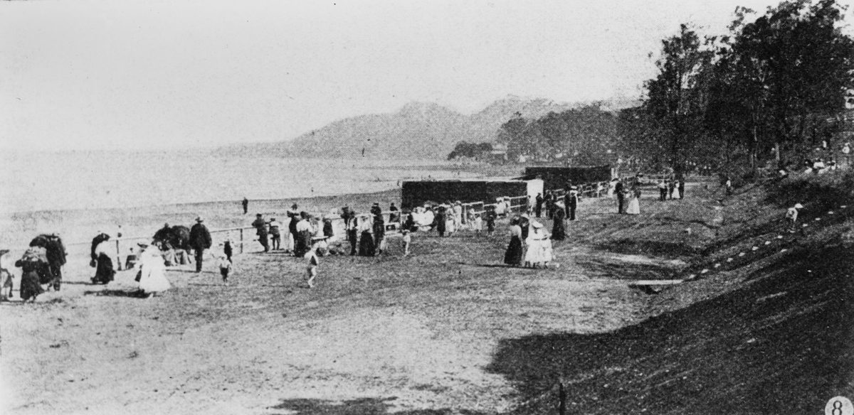 Crowds enjoying Manly beach on Boxing Day, 1906