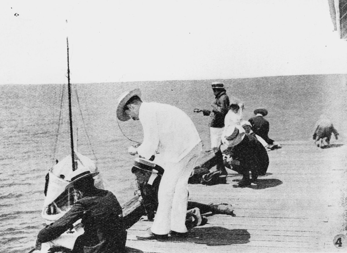 Fishing at the end of the jetty on Boxing Day, Cleveland, 1906