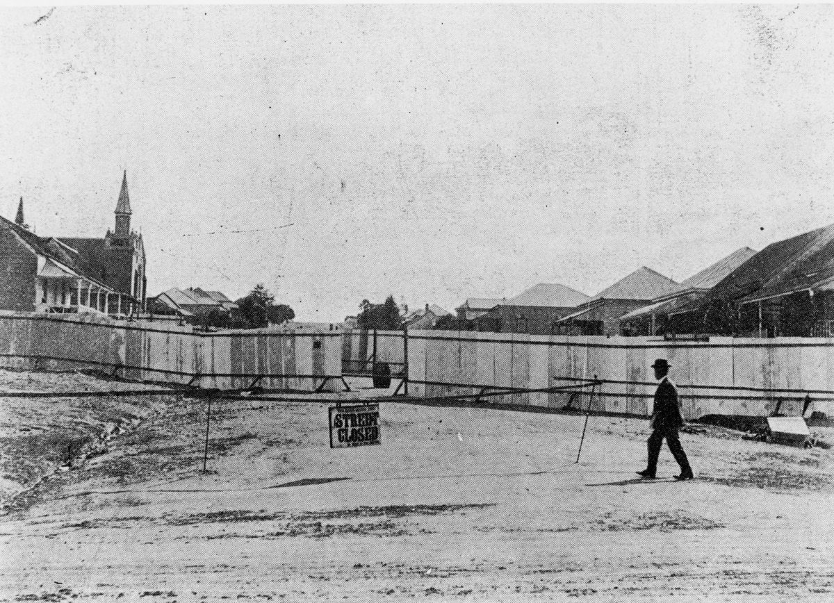 Quarantine barricade around houses in Hawthorne Street, Woolloongabba, Brisbane, Queensland, 1900