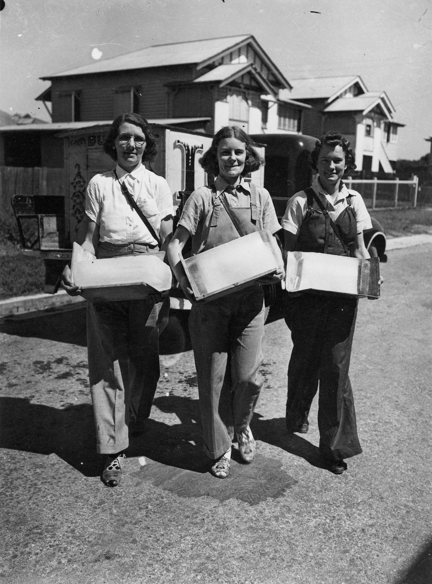 Women selling ice in the suburbs, Brisbane, 1942, Wooloowin