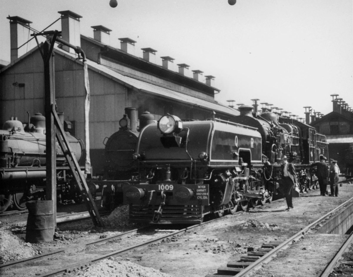 Beyer-Garratt locomotive QCR no. 1009 at the Mayne Junction railway yard, 1950