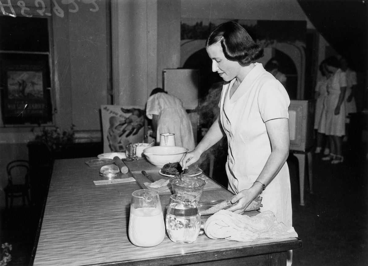 Demonstration of Austerity Cooking, Albert Hall Brisbane, 1942
