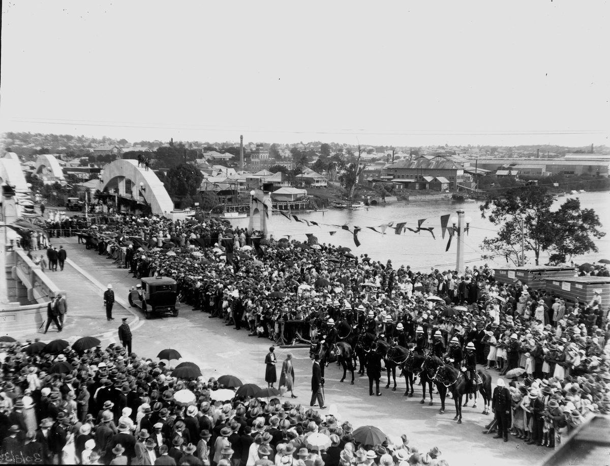 Crowds of people gathered for the opening of the William Jolly Bridge, Brisbane, 1932