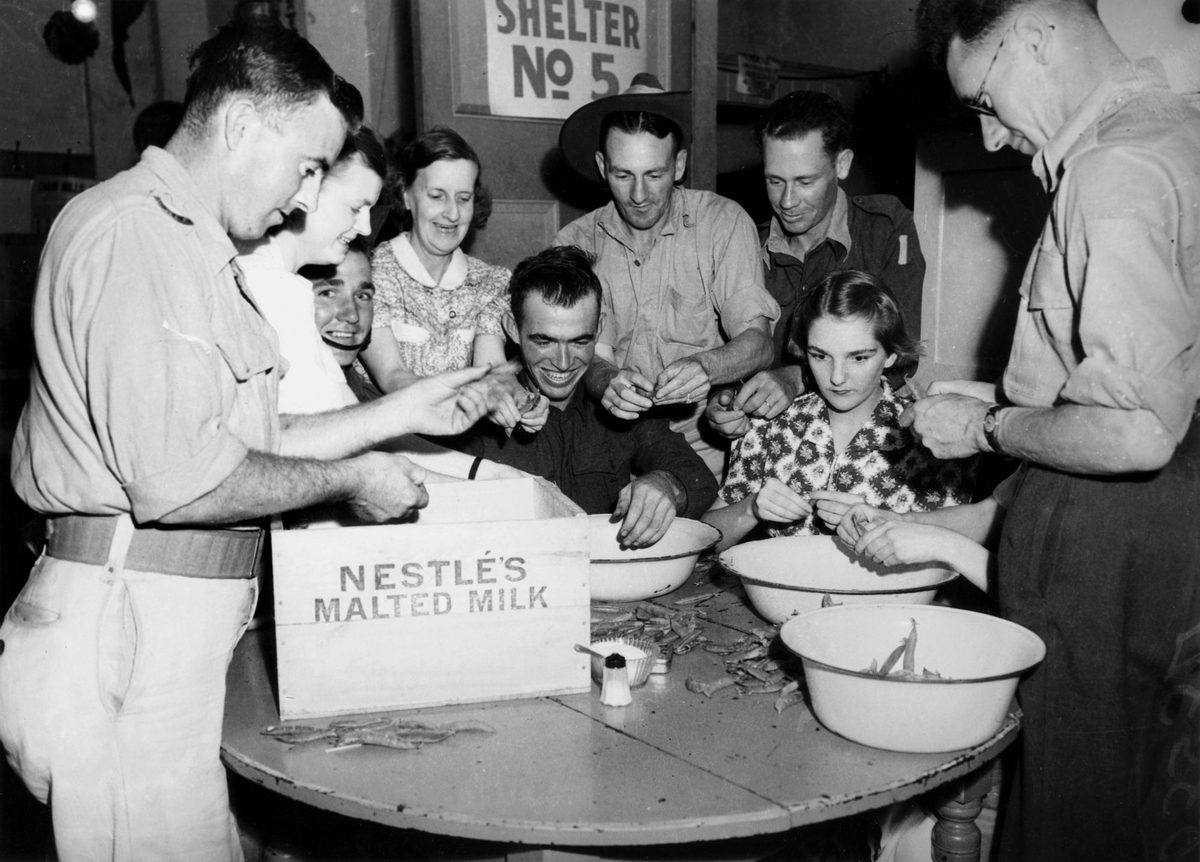 Shelling peas at City Hall, Brisbane, October 1942