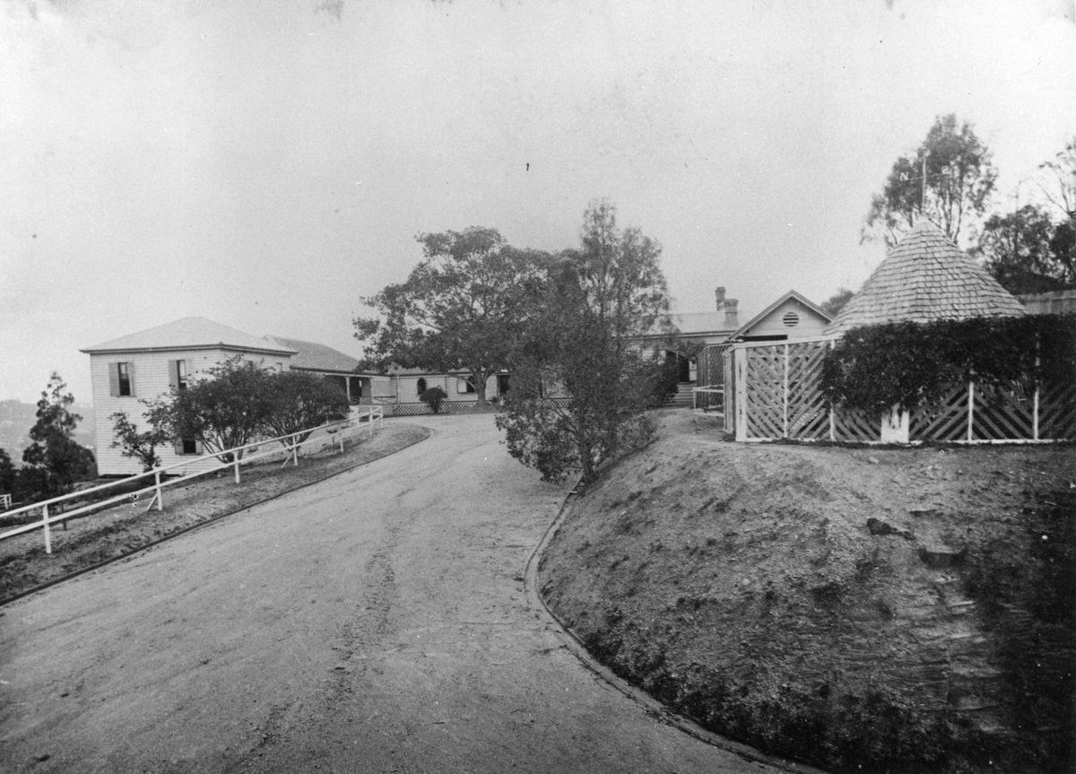 Sprawling Folkstone high on the hill at Breakfast Creek, 1885, Newstead