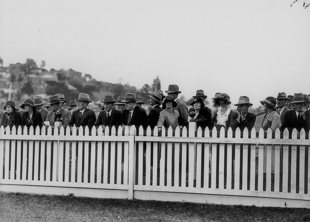 Spectators at the races at Breakfast Creek, Brisbane, September 1932