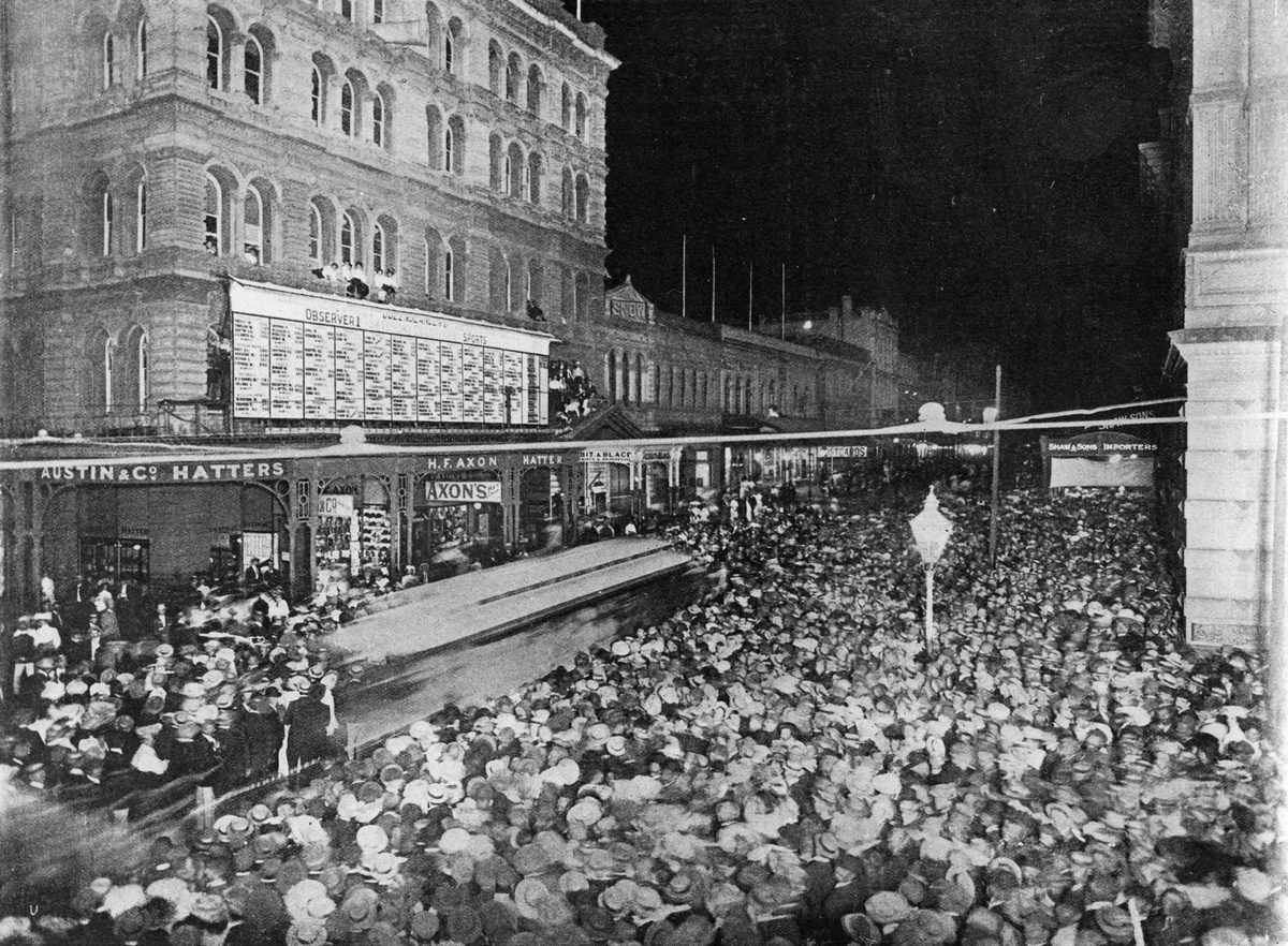 Crowd outside the Courier building on election night, 1907, Brisbane