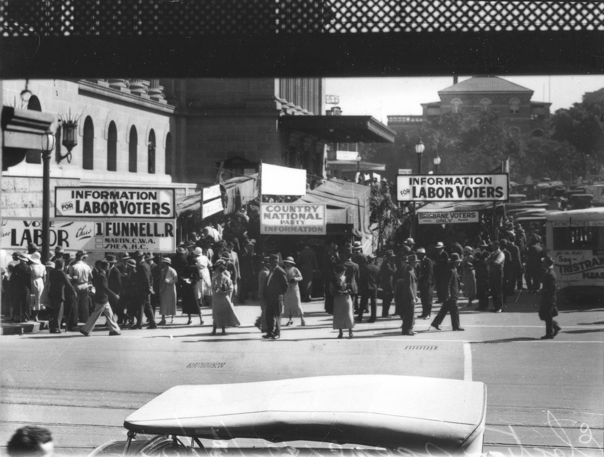 Election scene outside City Hall in Brisbane, 1935, Brisbane City