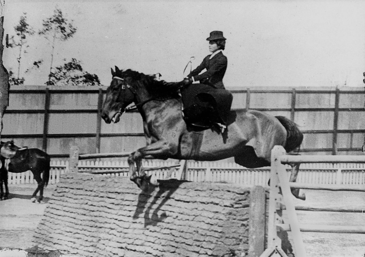 Eva Thurlow and her horse, Brisbane, 1902