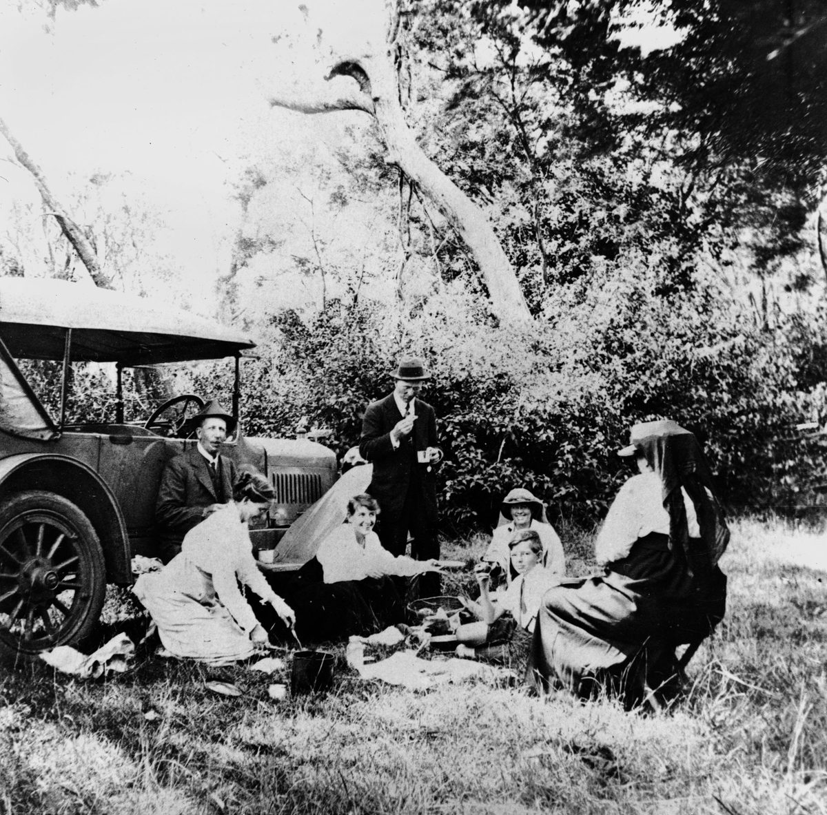 Afternoon tea at Capalaba Creek, 1918