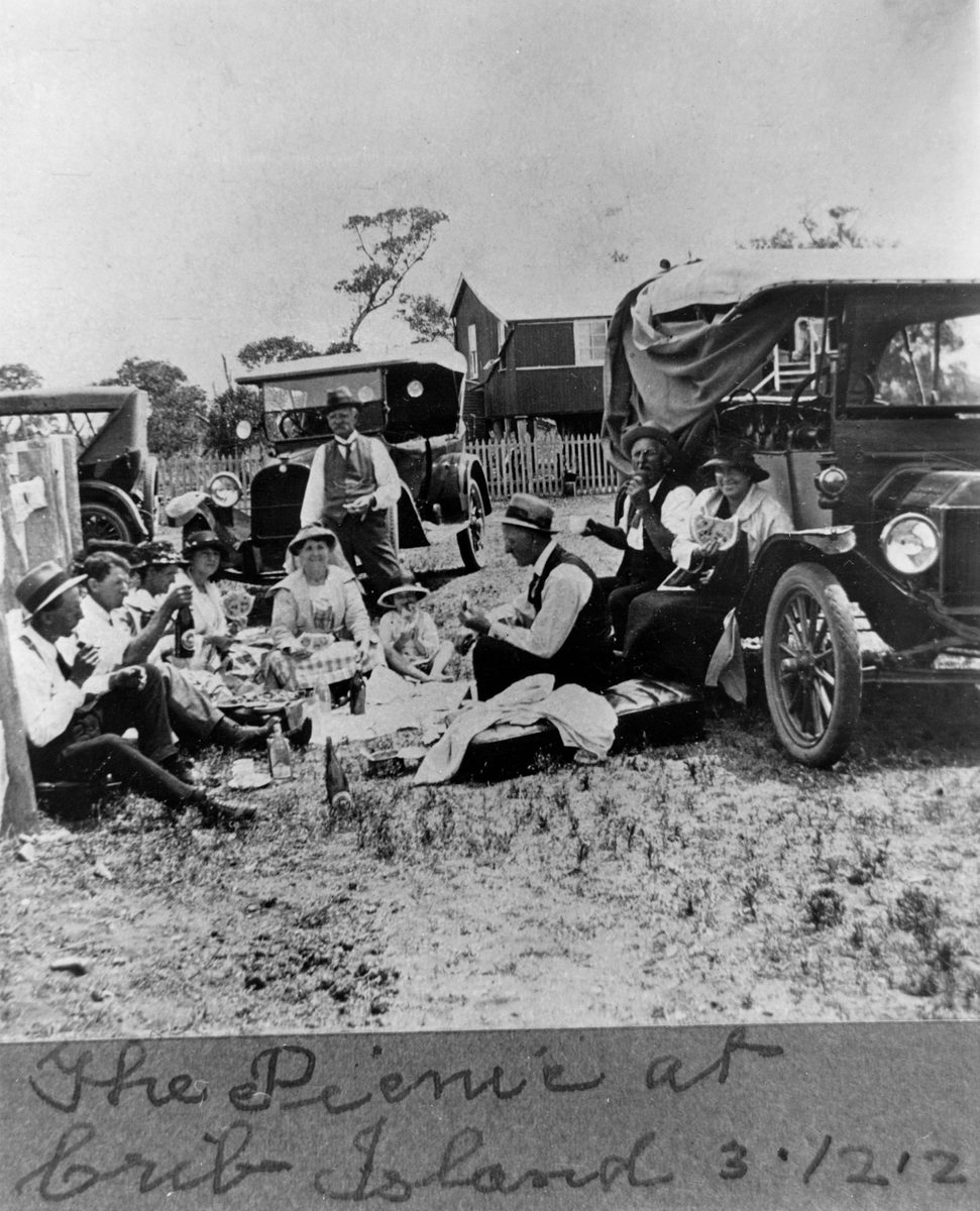 Family picnic at Cribb Island, Brisbane, Queensland, 1912 (1920)
