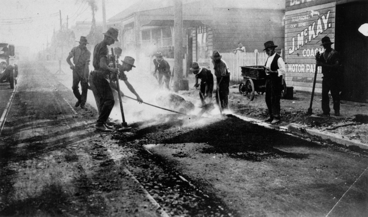 Laying bitumen at the corner of Wickham and Ann Streets, Fortitude Valley, 1927