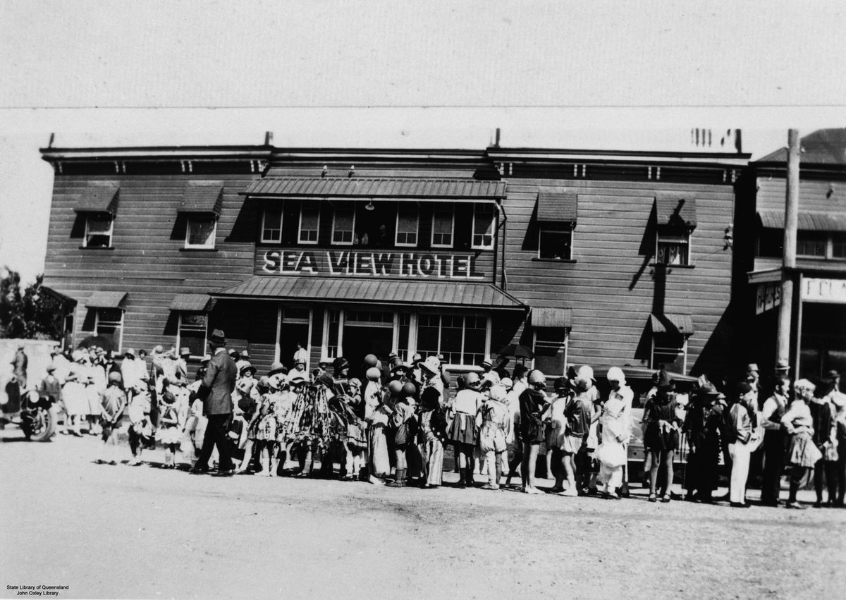 Procession of children, on their way to Deagon Racecourse, outside the Sea View Hotel, Shorncliffe, Brisbane, 1922