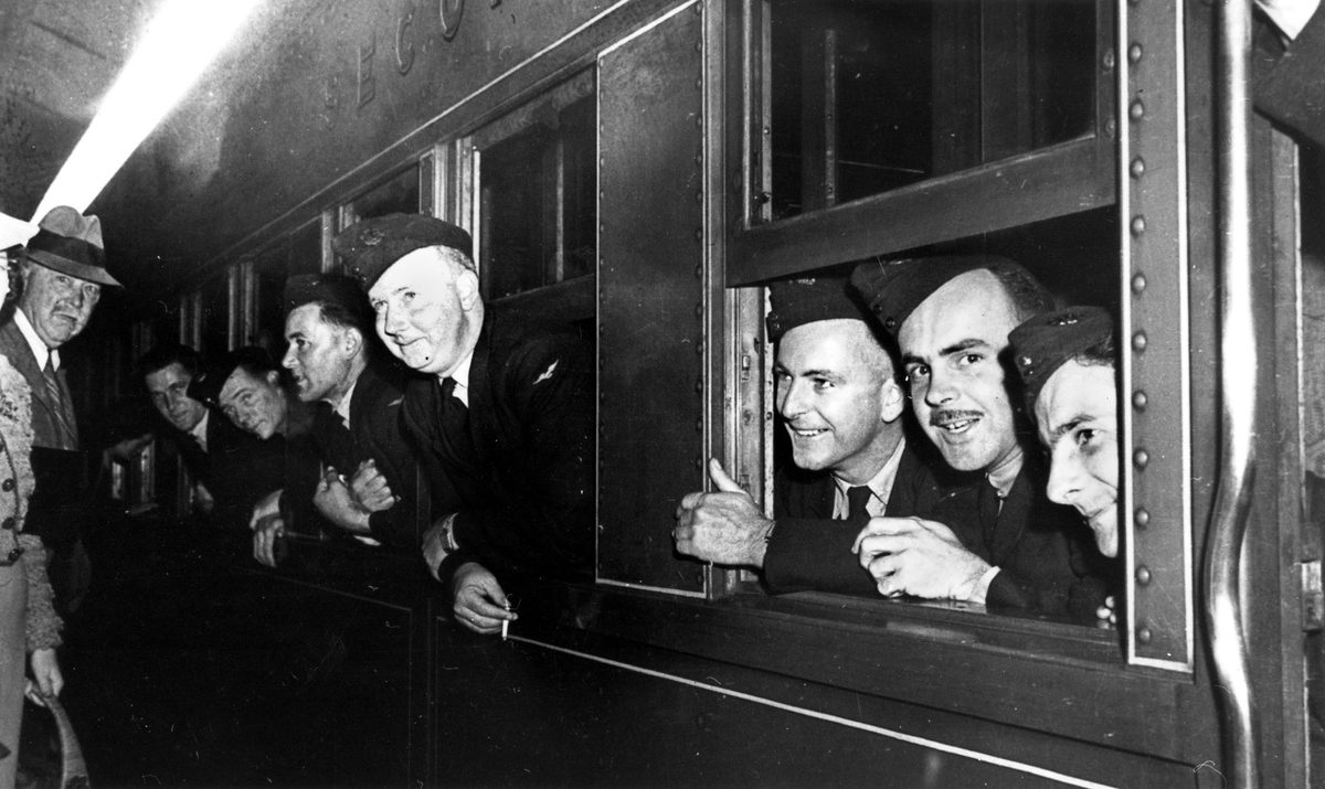 RAAF recruits leaving Brisbane by train, June 1940