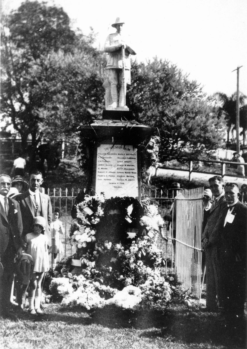 Wreath laying ceremony on Anzac Day at the Manly Triangle, Brisbane, 1922