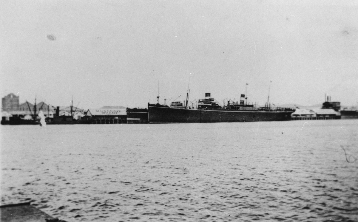 Ships berthed at wharves in the Brisbane River, 1927, South Brisbane