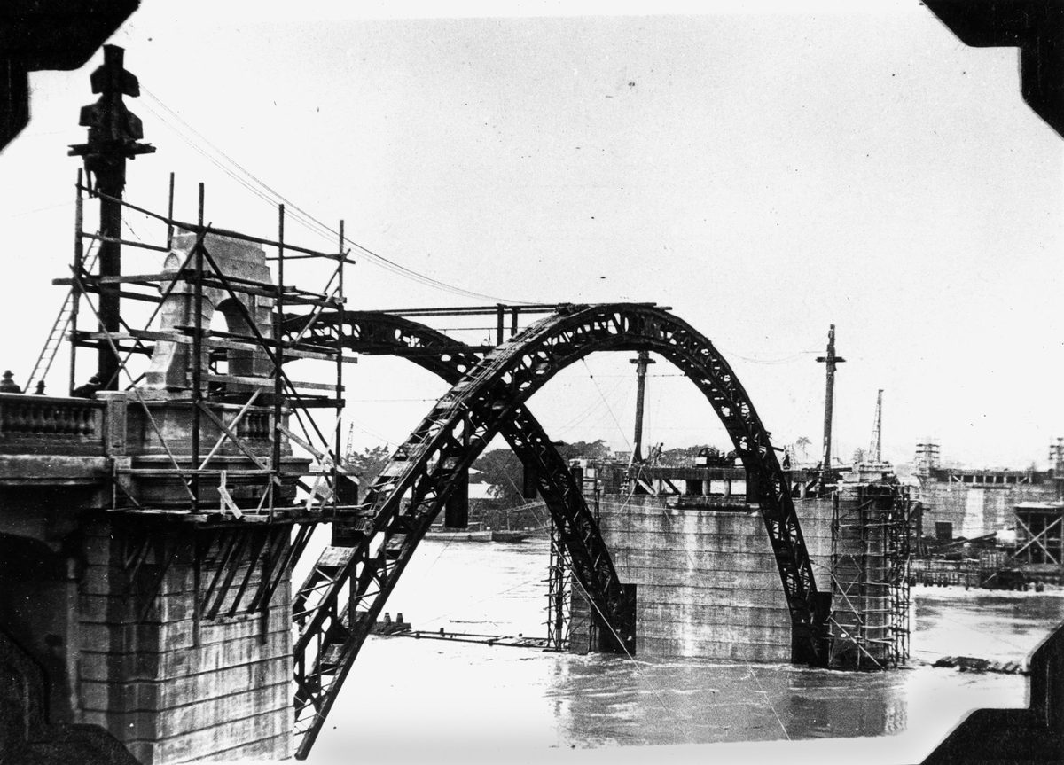 Steel structures designed to support the concrete arches of the William Jolly Bridge, Brisbane, photographed during the 1931 flood, Brisbane City