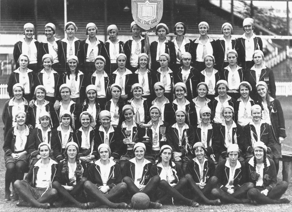 Brisbane Girls Grammar School interschools athletics team, 1932, Spring Hill