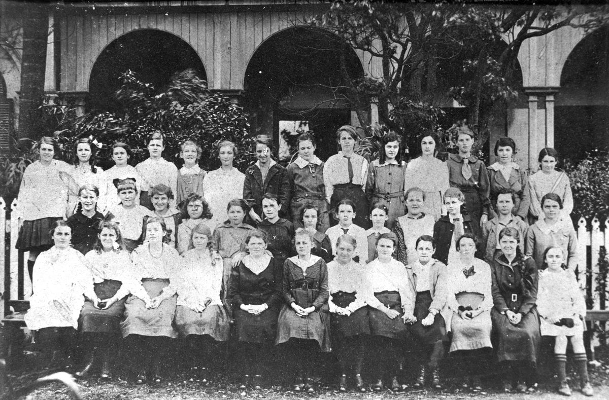 Brisbane Girls Grammar School students, 1917, Spring Hill