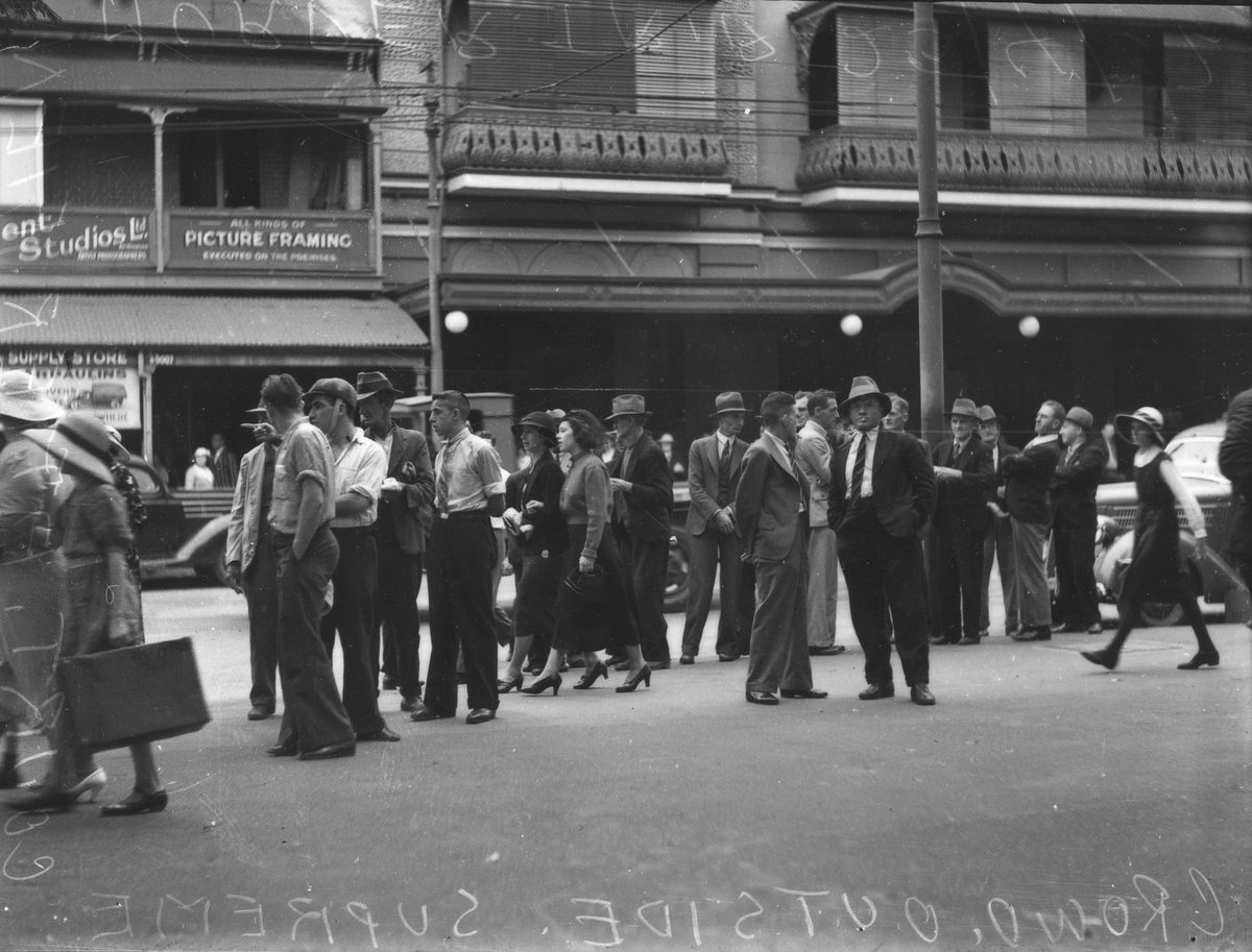 Crowd waiting on the footpath outside the Supreme Court, Brisbane, 1937, Brisbane City