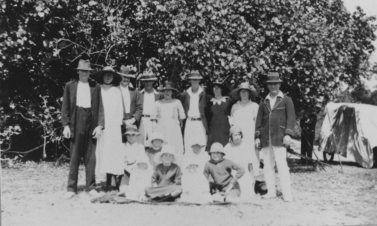 Group of people at Mosquito Creek, Pine River, near Sandgate, 1923, Sandgate district
