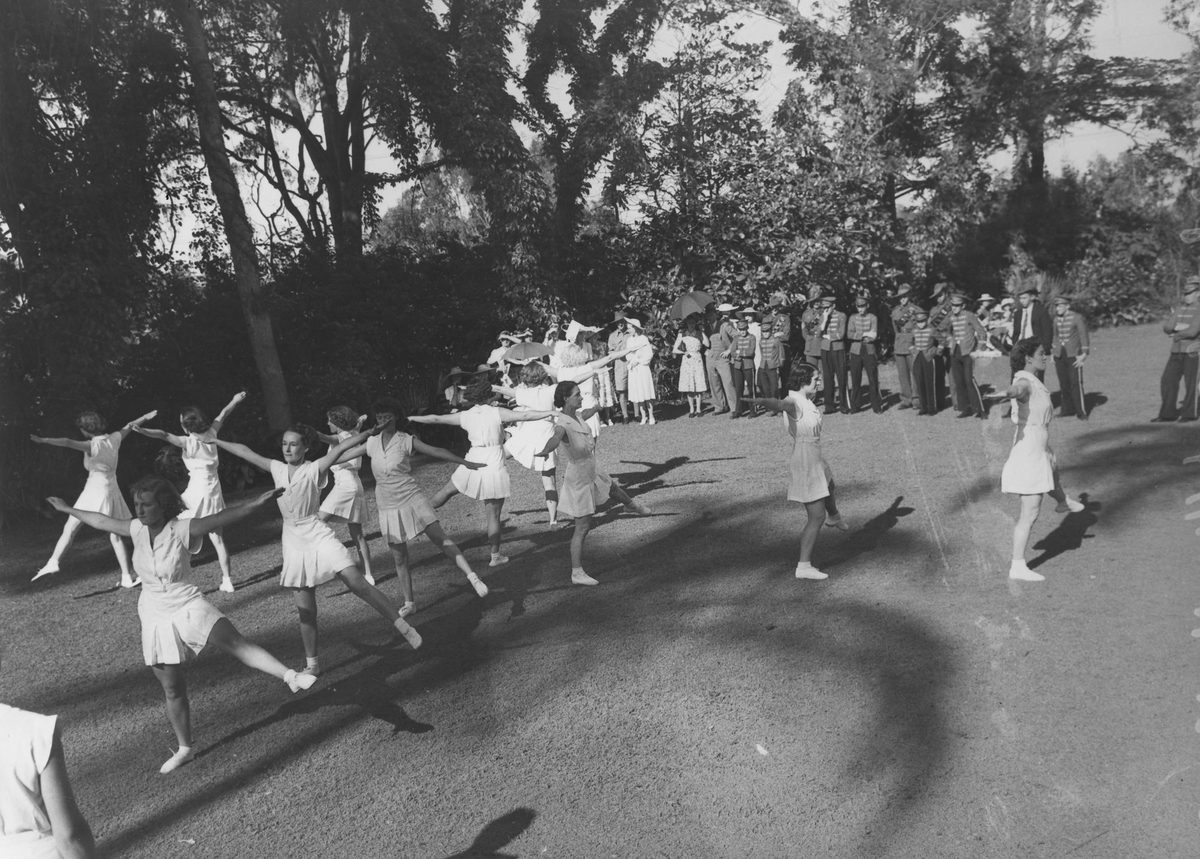 Keep fit demonstration at a Red Cross fete at Government House, Brisbane, 1940, Bardon