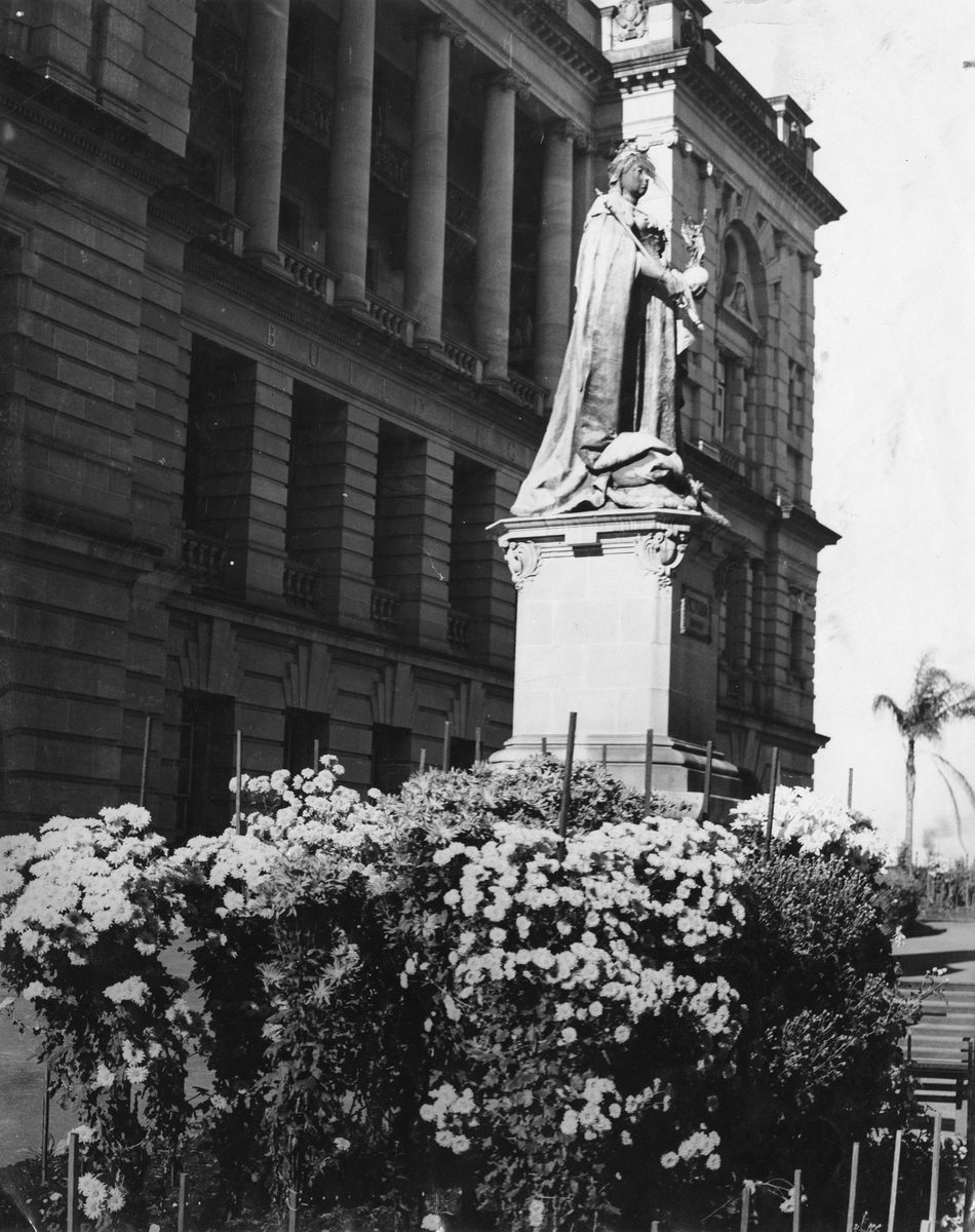 Statue of Queen Victoria in Queens Park, Brisbane, 1949
