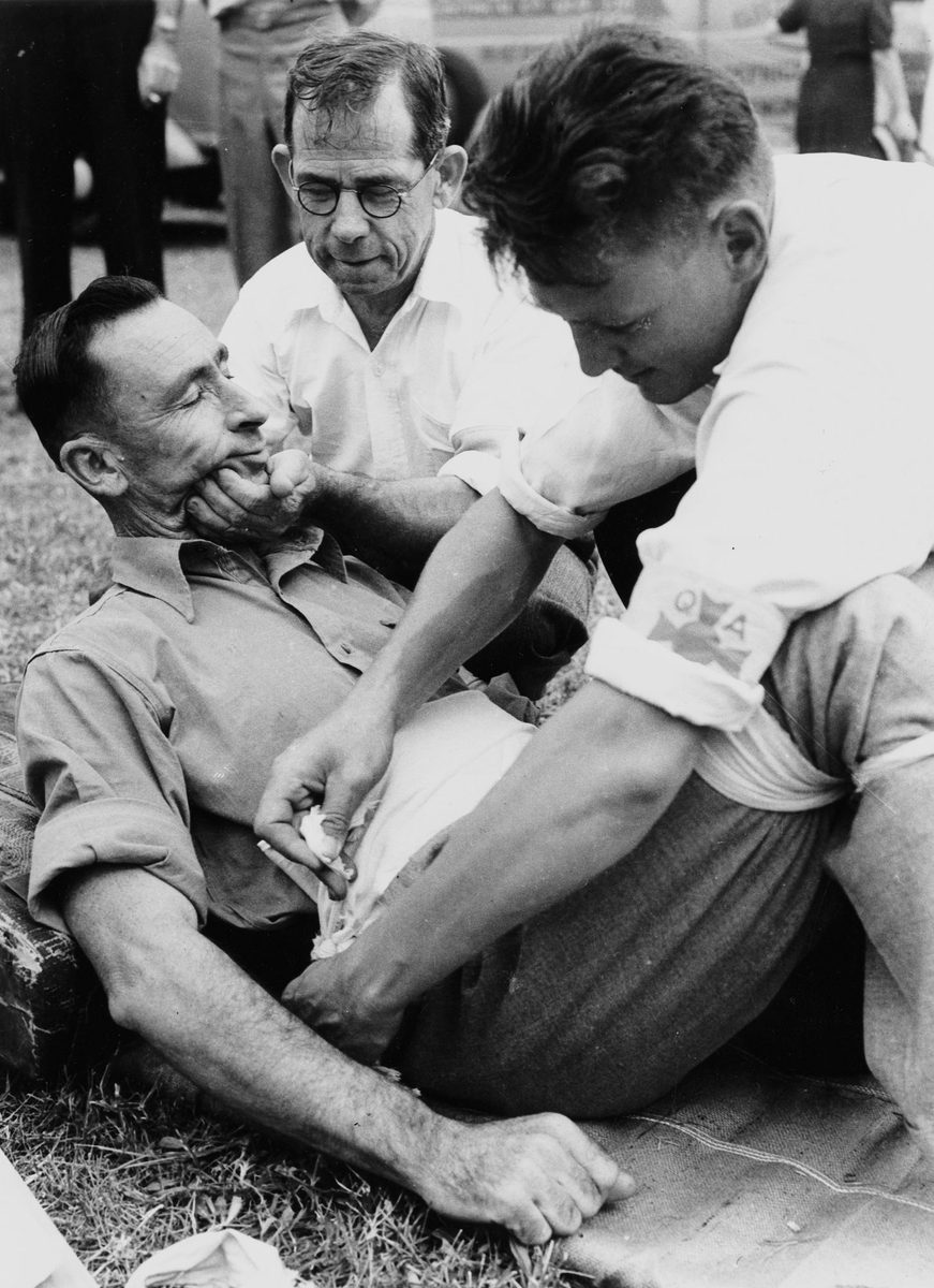 Queensland Ambulance Association officers demonstrate first aid, Brisbane, 1942
