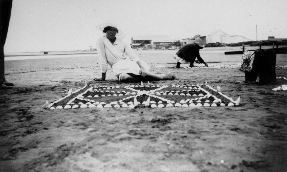 Daily Mail Sand Gardens Competition at Cribb Island, January 1931.