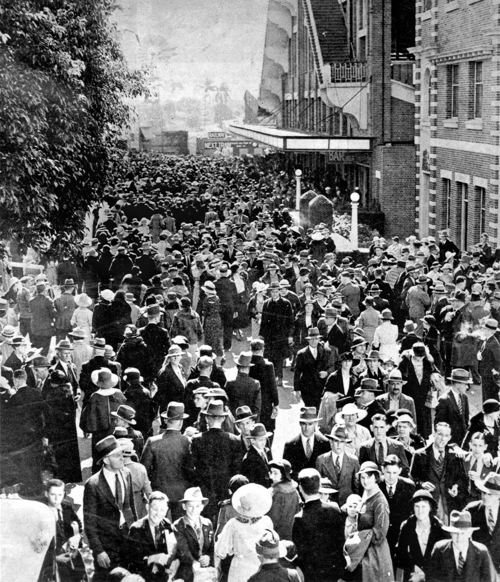 Milling crowds at the Brisbane Exhibition, August 1935