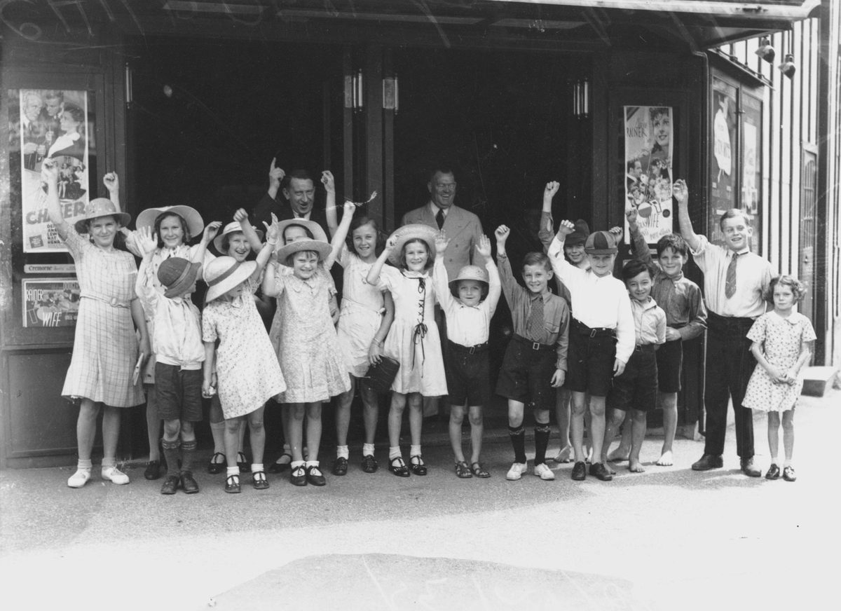 Children at Cremorne Theatre, Brisbane, 1938