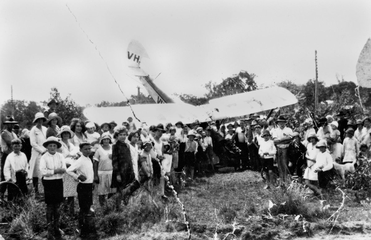 Crowd gathered to view a plane crash in Murarrie, 1930
