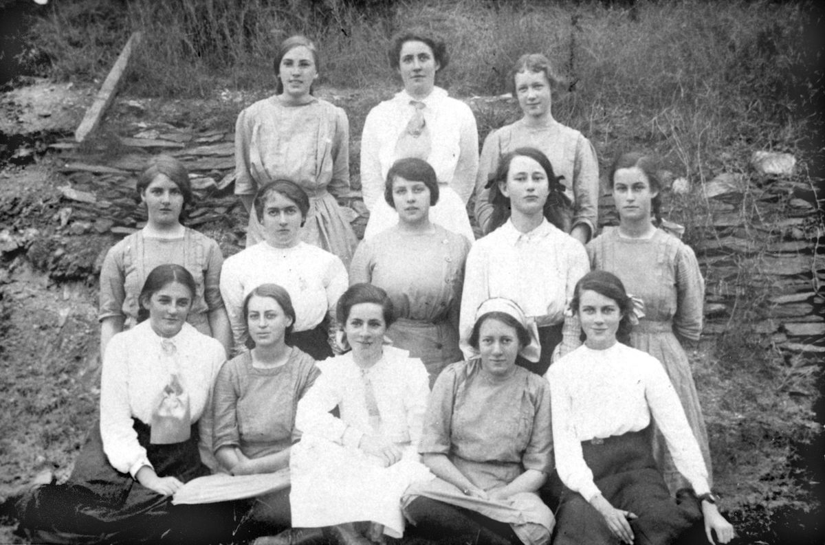 Pupils from the Brisbane Girls Grammar School, Brisbane, 1913, Spring Hill