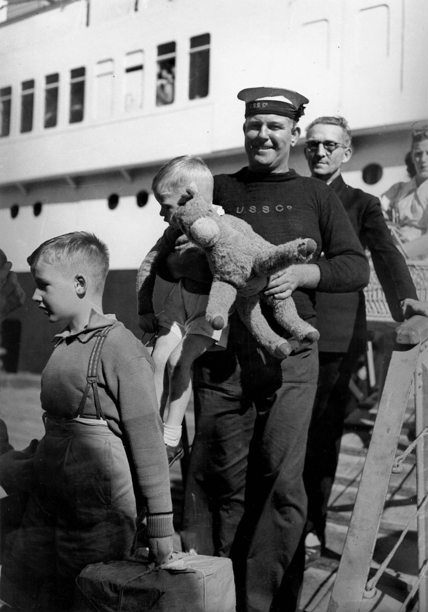 Hong Kong evacuees arriving in Brisbane, 1940