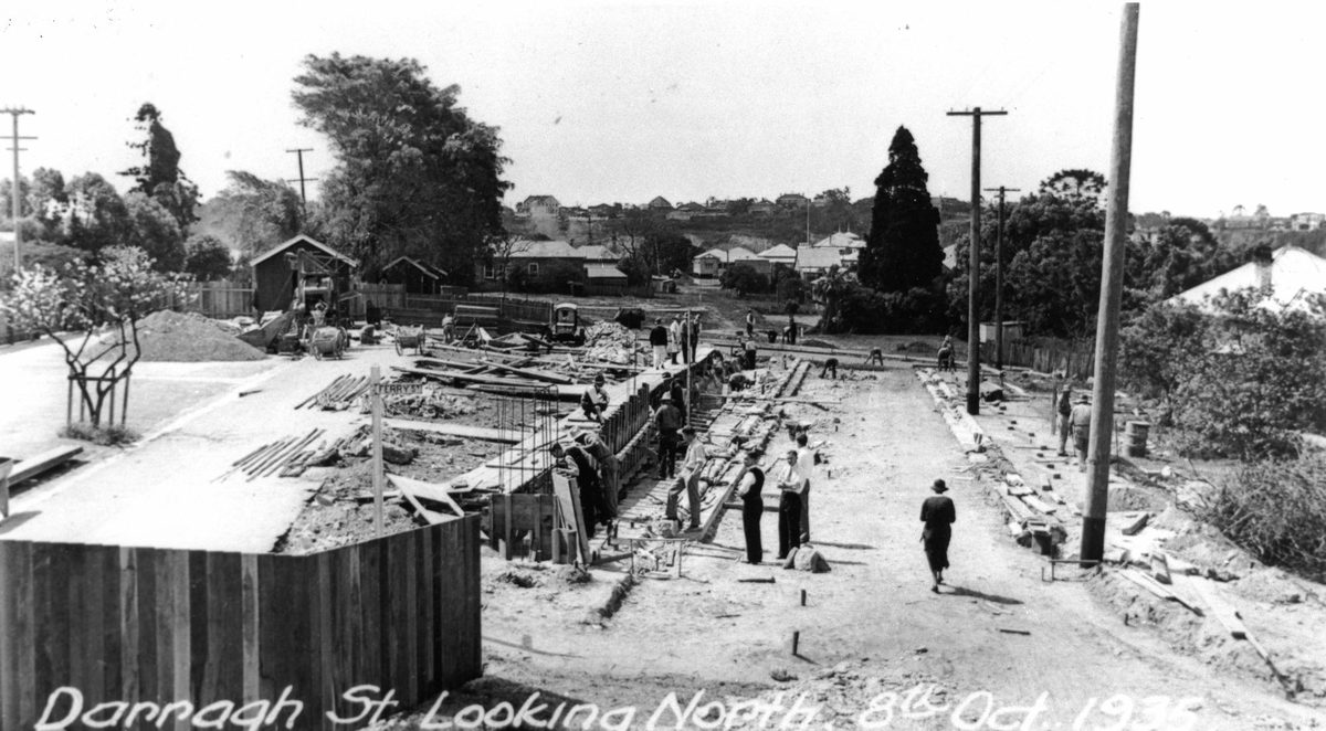 House and street construction in Darragh Street, Kangaroo Point, Brisbane, 1935