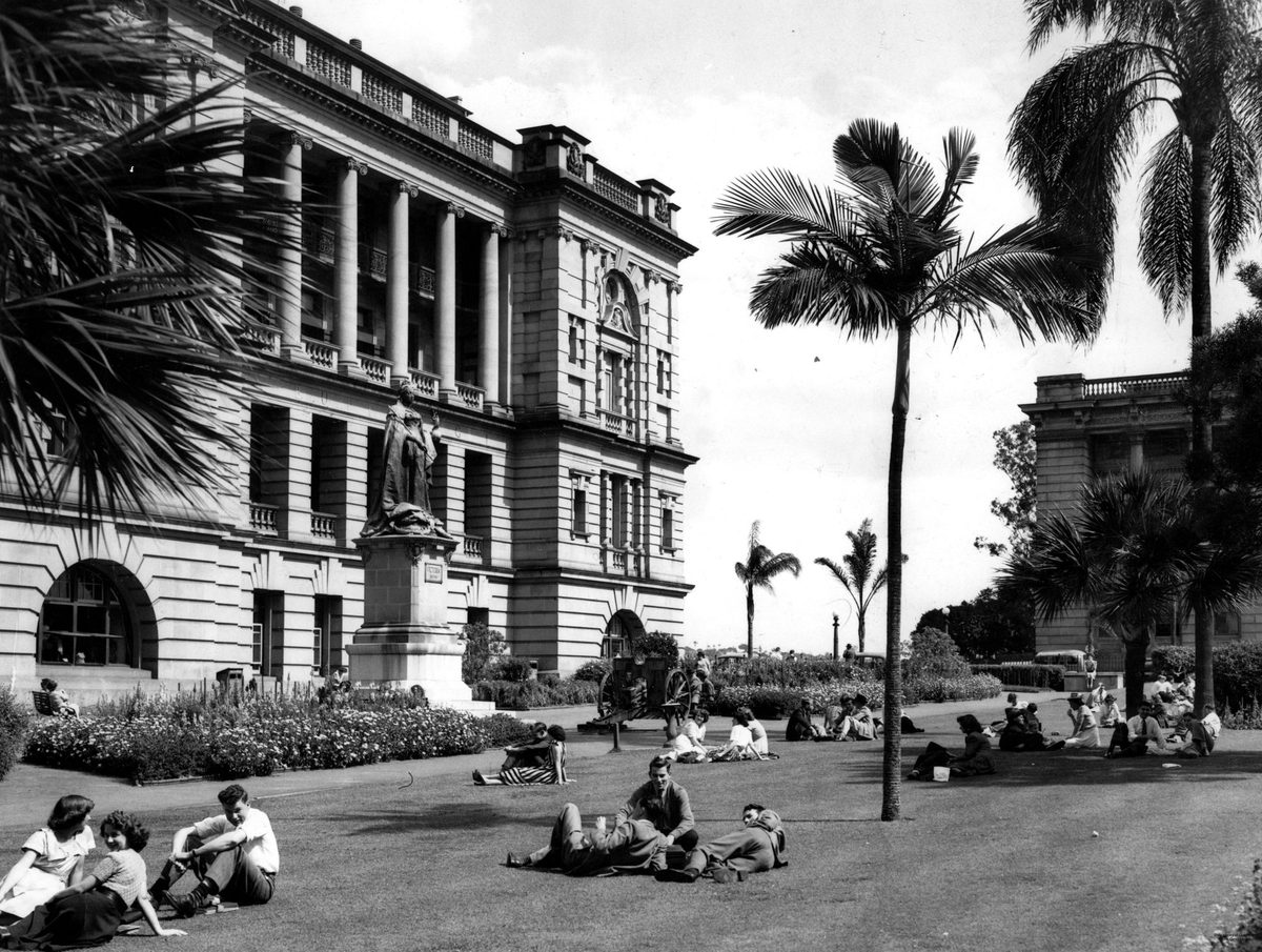 Lunch hour at Queen's Park, Brisbane, 1949